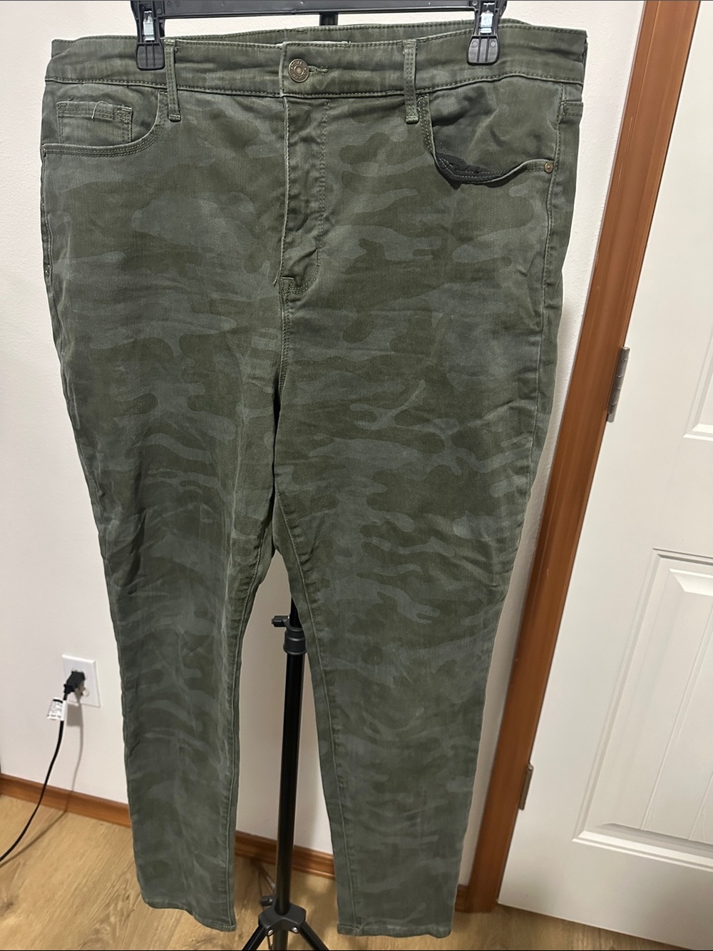 Social Standard Olive Green Camo Skinny Pants size 16